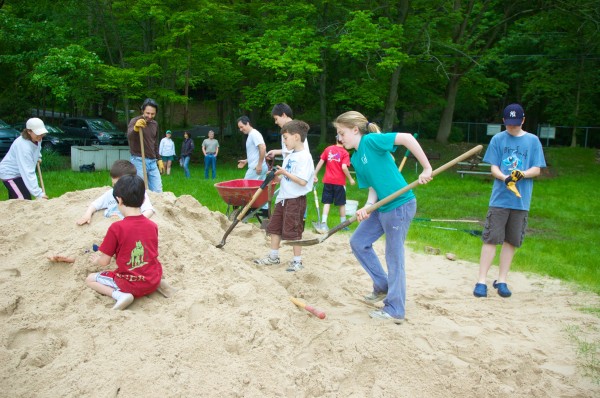 Many hands make light work.